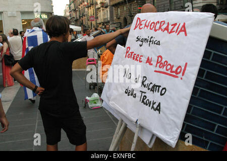 Neapel, Italien. 15. Juli 2015. Naples solidarische Menschen marschieren mit dem griechischen "#OXI strenge, #OXI der Troika", dem Tag der Genehmigung der Reformen der Troika. © Salvatore Esposito/Pacific Press/Alamy Live-Nachrichten Stockfoto