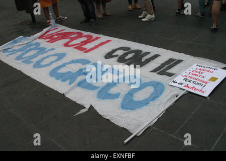 Neapel, Italien. 15. Juli 2015. Naples solidarische Menschen marschieren mit dem griechischen "#OXI strenge, #OXI der Troika", dem Tag der Genehmigung der Reformen der Troika. © Salvatore Esposito/Pacific Press/Alamy Live-Nachrichten Stockfoto