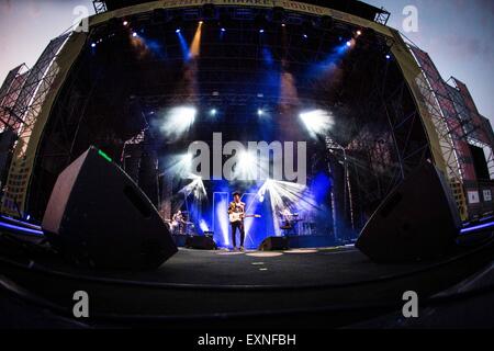 Mailand, Italien. 15. Juli 2015. Die italienische pop-Rock-Band, "The Kolors" führt während ihrer live-Konzert am EstaThe Markt Sound in Mailand © Roberto Finizio/Pacific Press/Alamy Live News Stockfoto