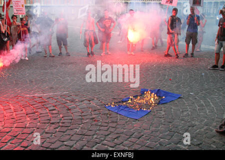 Neapel, Italien. 15. Juli 2015. Naples solidarische Menschen marschieren mit dem griechischen "#OXI strenge, #OXI der Troika", dem Tag der Genehmigung der Reformen der Troika. © Salvatore Esposito/Pacific Press/Alamy Live-Nachrichten Stockfoto