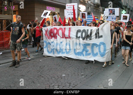 Neapel, Italien. 15. Juli 2015. Menschen in Neapel bringen Banner im März ihre Solidarität mit dem griechischen "#OXI strenge, #OXI der Troika", dem Tag der Genehmigung der Reformen der Troika. © Salvatore Esposito/Pacific Press/Alamy Live-Nachrichten Stockfoto