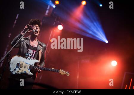 Mailand, Italien. 15. Juli 2015. Stash Fiordispino der italienischen pop-Rock-Band, "The Kolors" führt während ihrer live-Konzert am EstaThe Markt Sound in Mailand. © Roberto Finizio/Pacific Press/Alamy Live-Nachrichten Stockfoto