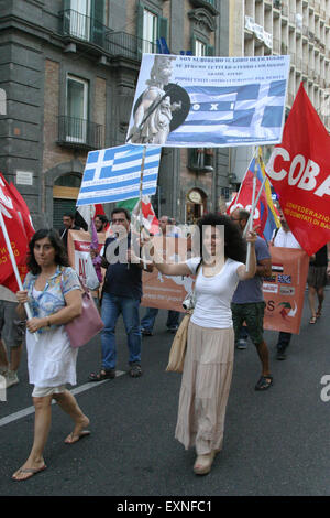 Neapel, Italien. 15. Juli 2015. Menschen in Neapel bringen Banner im März ihre Solidarität mit dem griechischen "#OXI strenge, #OXI der Troika", dem Tag der Genehmigung der Reformen der Troika. © Salvatore Esposito/Pacific Press/Alamy Live-Nachrichten Stockfoto