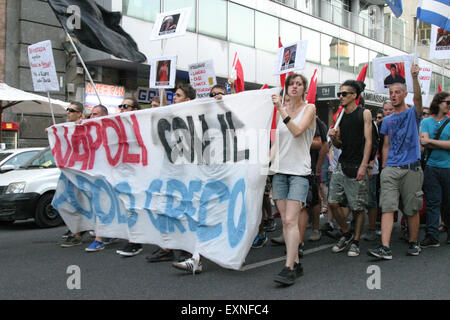 Neapel, Italien. 15. Juli 2015. Menschen in Neapel bringen Banner im März ihre Solidarität mit dem griechischen "#OXI strenge, #OXI der Troika", dem Tag der Genehmigung der Reformen der Troika. © Salvatore Esposito/Pacific Press/Alamy Live-Nachrichten Stockfoto