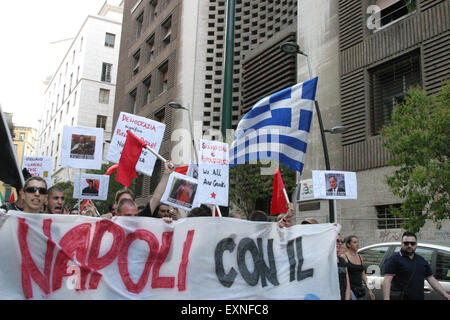 Neapel, Italien. 15. Juli 2015. Menschen in Neapel bringen Banner im März ihre Solidarität mit dem griechischen "#OXI strenge, #OXI der Troika", dem Tag der Genehmigung der Reformen der Troika. © Salvatore Esposito/Pacific Press/Alamy Live-Nachrichten Stockfoto