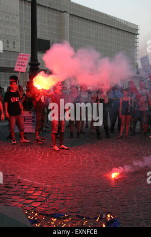 Neapel, Italien. 15. Juli 2015. Naples solidarische Menschen marschieren mit dem griechischen "#OXI strenge, #OXI der Troika", dem Tag der Genehmigung der Reformen der Troika. © Salvatore Esposito/Pacific Press/Alamy Live-Nachrichten Stockfoto