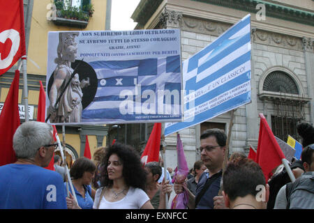 Neapel, Italien. 15. Juli 2015. Menschen in Neapel bringen Banner im März ihre Solidarität mit dem griechischen "#OXI strenge, #OXI der Troika", dem Tag der Genehmigung der Reformen der Troika. © Salvatore Esposito/Pacific Press/Alamy Live-Nachrichten Stockfoto