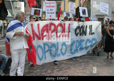 Neapel, Italien. 15. Juli 2015. Menschen in Neapel bringen Banner im März ihre Solidarität mit dem griechischen "#OXI strenge, #OXI der Troika", dem Tag der Genehmigung der Reformen der Troika. © Salvatore Esposito/Pacific Press/Alamy Live-Nachrichten Stockfoto