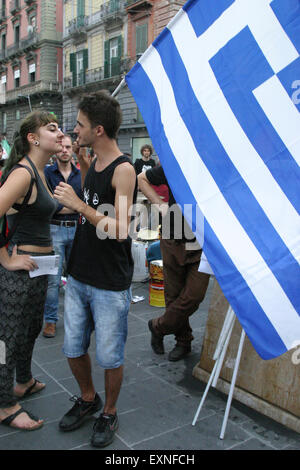 Neapel, Italien. 15. Juli 2015. Unterstützer von Griechenland bringen Plakat während des Marsches der Solidarität. Naples solidarische Menschen marschieren mit dem griechischen "#OXI strenge, #OXI der Troika", dem Tag der Genehmigung der Reformen der Troika. © Salvatore Esposito/Pacific Press/Alamy Live-Nachrichten Stockfoto