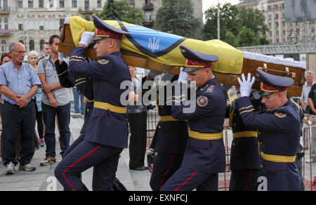 Kiew, Ukraine. 15. Juli 2015. Kameraden, Verwandte und Freunde besuchen die Trauerfeier am Unabhängigkeitsplatz in Kiew für das ukrainische Bataillon Asow Kämpfer Sergiy Vorobyov, starb während der Kämpfe gegen die pro-russischen Rebellen. Ukraine berichteten einige der stärksten Angriffe von pro-russischen Rebellen seit der Unterzeichnung eines Friedensabkommens im Februar, mit acht Soldaten der Regierung in den vergangenen 24 Stunden getötet © Sergii Kharchenko/Pacific Press/Alamy Live News Stockfoto