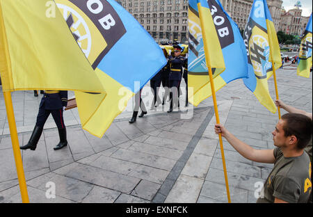 Kiew, Ukraine. 15. Juli 2015. Kameraden, Verwandte und Freunde besuchen die Trauerfeier am Unabhängigkeitsplatz in Kiew für das ukrainische Bataillon Asow Kämpfer Sergiy Vorobyov, starb während der Kämpfe gegen die pro-russischen Rebellen. Ukraine berichteten einige der stärksten Angriffe von pro-russischen Rebellen seit der Unterzeichnung eines Friedensabkommens im Februar, mit acht Soldaten der Regierung in den vergangenen 24 Stunden getötet © Sergii Kharchenko/Pacific Press/Alamy Live News Stockfoto