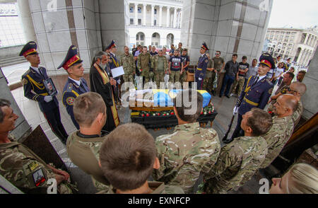 Kiew, Ukraine. 15. Juli 2015. Kameraden, Verwandte und Freunde besuchen die Trauerfeier am Unabhängigkeitsplatz in Kiew für das ukrainische Bataillon Asow Kämpfer Sergiy Vorobyov, starb während der Kämpfe gegen die pro-russischen Rebellen. Ukraine berichteten einige der stärksten Angriffe von pro-russischen Rebellen seit der Unterzeichnung eines Friedensabkommens im Februar, mit acht Soldaten der Regierung in den vergangenen 24 Stunden getötet © Sergii Kharchenko/Pacific Press/Alamy Live News Stockfoto