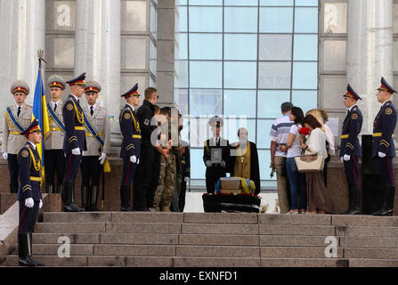 Kiew, Ukraine. 15. Juli 2015. Kameraden, Verwandte und Freunde besuchen die Trauerfeier am Unabhängigkeitsplatz in Kiew für das ukrainische Bataillon Asow Kämpfer Sergiy Vorobyov, starb während der Kämpfe gegen die pro-russischen Rebellen. Ukraine berichteten einige der stärksten Angriffe von pro-russischen Rebellen seit der Unterzeichnung eines Friedensabkommens im Februar, mit acht Soldaten der Regierung in den vergangenen 24 Stunden getötet © Sergii Kharchenko/Pacific Press/Alamy Live News Stockfoto