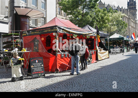 Straßenmarkt im Freien im Zentrum von Sheffield, England, Food Stall Stockfoto