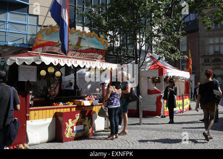 Straßenmarkt im Freien im Zentrum von Sheffield, England, Food Stall Stockfoto