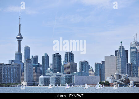 Toronto, Ontario, Kanada. 16. Juli 2015. 15. Juli 2015 - Toronto, Kanada - Sunfish Segel Boote Rennen im Hafen von Toronto in Toronto Pan American Games. © James Macdonald/ZUMA Draht/Alamy Live-Nachrichten Stockfoto