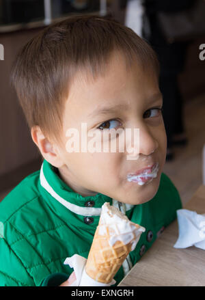 kleiner Junge genießt Eis essen Stockfoto