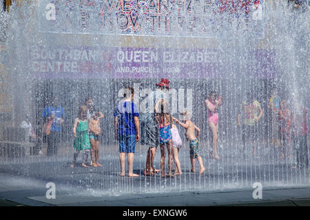 Kinder spielen In der Wasserspiele am Sommer Tag, Southbank, London, England Stockfoto