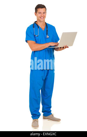 in voller Länge Portrait von Krankenpfleger mit Laptop-computer Stockfoto
