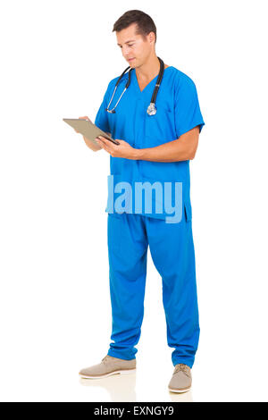 junge medizinische Arbeiter mit Tablettcomputer isoliert auf weißem Hintergrund Stockfoto