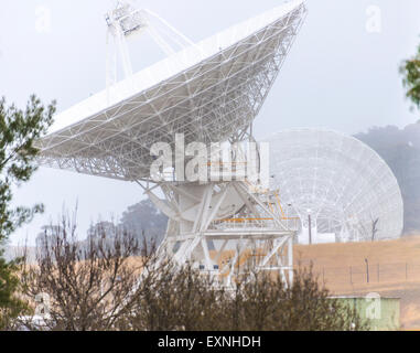 Canberra, Australien. 15. Juli 2015. "Wir haben den Rand des Sonnensystems erreicht" 14. Juli 2015 Nasa New Horizon Raumschiff erreicht den Dwaft Planeten Pluto nach 9 Jahre Mission Launch in den USA.  Der CSIRO und NASA Deep Space Radar Schüssel welche sendet und empfangen befindet sich in Canberra Australien am 14. Juli erhält die lang erwartete Handy Botschaft von New Horizon Raumschiff. Bilddaten auf der australischen Tiefe Raumstation hat herunterladen wurde, nun, da der Vorbeiflug Datenerfassung abgeschlossen hat; Es gibt drei Radar-Satalights in der Wort-Canberra, Madrid und den USA. Die australischen rad Stockfoto