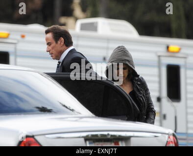 John Travolta gesichtet am Set von "American Crime Story" und spielt die Rolle des berühmten OJ Simpson-Anwalt Robert Shapiro. Der Schauspieler wurde zum Set begleitet von seiner Frau Kelly Preston Kapuzen Pullover an einem regnerischen Tag in Los Angeles trug.  Featu Stockfoto