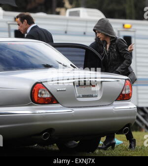 John Travolta gesichtet am Set von "American Crime Story" und spielt die Rolle des berühmten OJ Simpson-Anwalt Robert Shapiro. Der Schauspieler wurde zum Set begleitet von seiner Frau Kelly Preston Kapuzen Pullover an einem regnerischen Tag in Los Angeles trug.  Featu Stockfoto