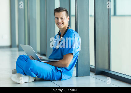 medizinische Arbeiter sitzen im Krankenhaus Stock und Laptopcomputer Stockfoto