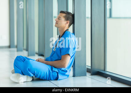 ruhige entspannende männlichen Arzt Krankenhaus Stock Stockfoto
