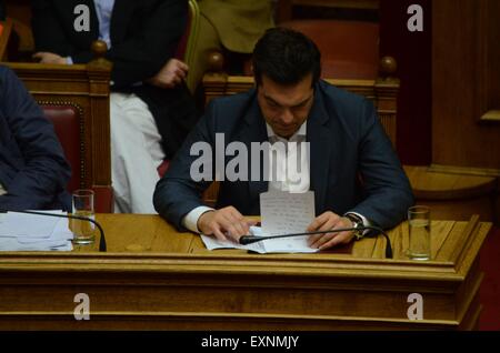 Athen, Griechenland. 16. Juli 2015. Der griechische Premierminister Alexis Tsipras. Griechischen Gesetzgeber Abstimmung über die Annahme einer neuen Vereinbarung zwischen der griechischen Regierung und den Gläubigern über die griechischen Schulden. Bildnachweis: George Panagakis/Pacific Press/Alamy Live-Nachrichten Stockfoto