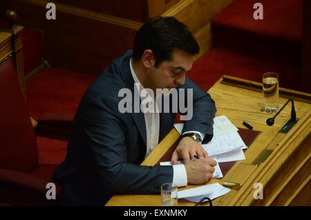 Athen, Griechenland. 16. Juli 2015. Der griechische Premierminister Alexis Tsipras. Griechischen Gesetzgeber Abstimmung über die Annahme einer neuen Vereinbarung zwischen der griechischen Regierung und den Gläubigern über die griechischen Schulden. Bildnachweis: George Panagakis/Pacific Press/Alamy Live-Nachrichten Stockfoto