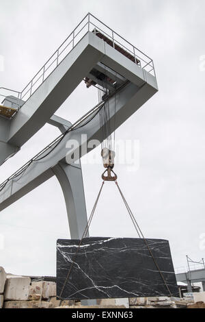 Kran Ausrüstung Marmorfabrik in Marokko Stockfoto