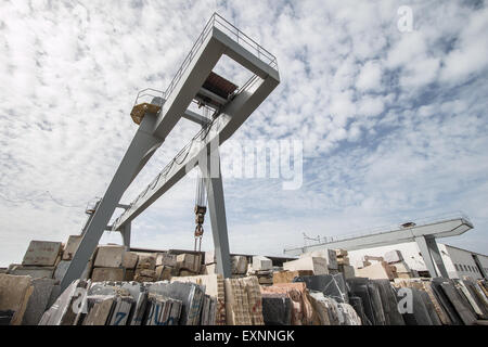 Kran Ausrüstung Marmorfabrik in Marokko Stockfoto