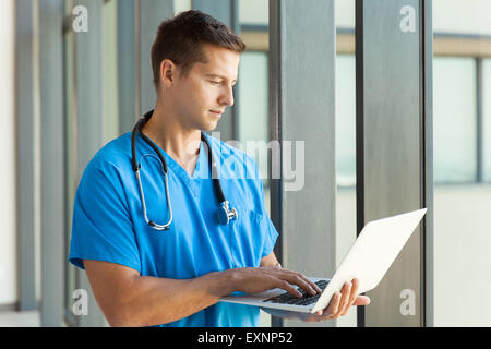 erfolgreichen männlichen Arzt mit Laptop im Krankenhaus Stockfoto