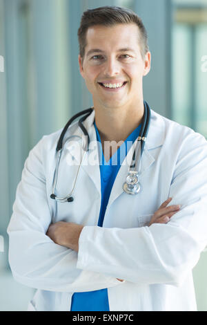 hübscher Junge Arzt im Krankenhaus Stockfoto