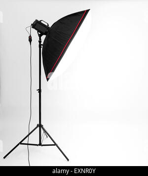 graue leere Studio-Hintergrund und Blitzlicht Stockfoto