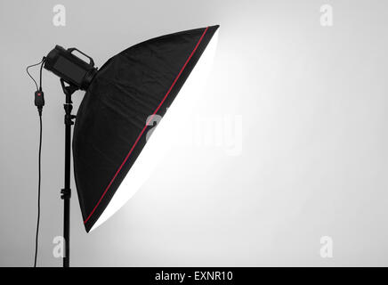 graue leere Studio-Hintergrund und Blitzlicht Stockfoto