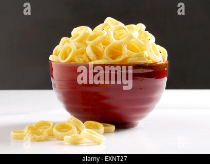 Mais-Ring-Snacks in rote Schale Stockfoto