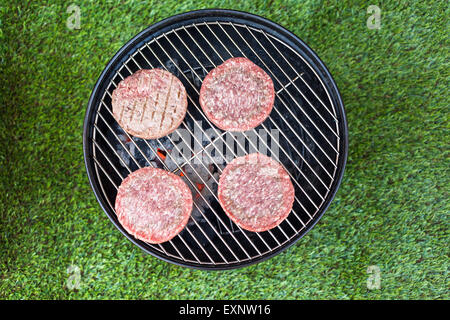 Kleine Sommer-Picknick mit Limonade und Hamburger in den Park. Stockfoto