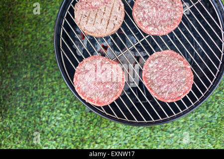 Kleine Sommer-Picknick mit Limonade und Hamburger in den Park. Stockfoto