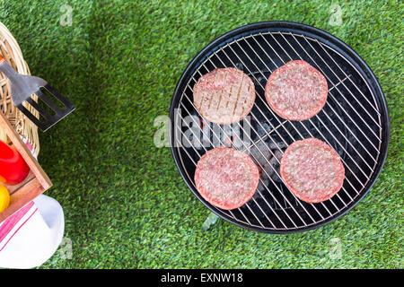 Kleine Sommer-Picknick mit Limonade und Hamburger in den Park. Stockfoto