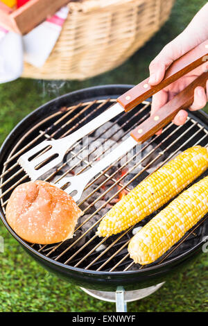 Kleine Sommer-Picknick mit Limonade und Hamburger in den Park. Stockfoto