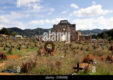 Der Friedhof und die San Sebastianskirche des Dorfes Tzotzil San Juan Chamula, ein mu Stockfoto