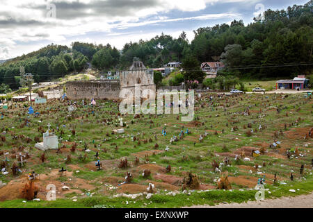 Der Friedhof und die San Sebastianskirche des Dorfes Tzotzil San Juan Chamula, ein mu Stockfoto