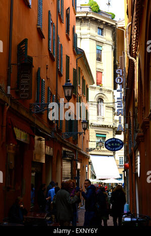 Gasse in Bologna, der Hauptstadt der Region Emilia-Romagna in Italien. Die Stadt zeichnet sich durch die Farbe rot Stockfoto