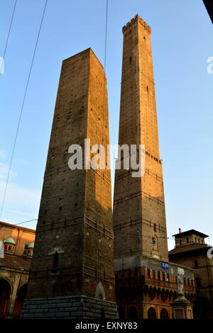 Die zwei Türme von Bologna an einem klaren Tag, der Asinelli-Turm und die kleineren Garisenda Turm Stockfoto