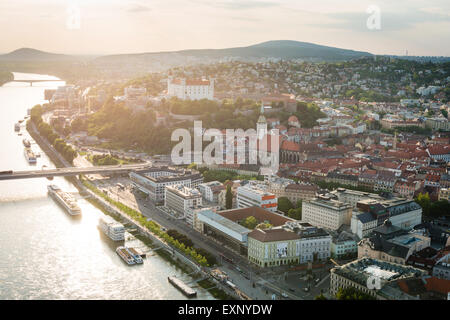 BRATISLAVA, Slowakei - 8. Mai 2015: Luftaufnahme von Bratislava Zentrum mit Schloss und Donau bei Sonnenuntergang, Slowakei Stockfoto