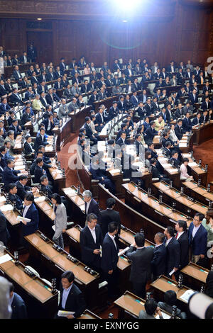 Tokio, Japan. 16. Juli 2015. Japanische Opposition Gesetzgeber verlassen das Unterhaus um die Sicherheit-Rechnungen in Tokio, Japan, 16. Juli 2015 widersetzen. Japans regierende Koalition unter Führung von Premierminister Shinzo Abe am Donnerstag durch eine Reihe von umstrittenen Sicherheit Rechnungen im allmächtigen Unterhaus der Nation Ernährung inmitten von starken öffentlichen Widerstand, Kennzeichnung der bedeutendsten Ausscheren der Nation "rein defensiv" Verteidigung Haltung gerammt. Bildnachweis: Ma Ping/Xinhua/Alamy Live-Nachrichten Stockfoto