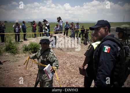 Almoloya De Juarez, Mexiko. 15. Juli 2015. Wachmann Kräfte stehen in der Umgebung des angeblichen Hauses wo den Tunnel gebaut wurde durch die Mexikos Droge aus dem Gefängnis entkommen, Herr Joaquin "El Chapo" Guzman, in Almoloya de Juarez, am Stadtrand von Mexiko-Stadt, Mexiko, am 15. Juli 2015. Guzman, Leiter des dem Drogenkartell Sinaloa verschwand aus dem Hochsicherheitsgefängnis Altiplano außerhalb von Mexiko-Stadt Samstagabend, nach Angaben der nationalen Sicherheit-Kommission. (Xinhua/Alejandro Ayala) Bildnachweis: Xinhua/Alamy Live-Nachrichten Stockfoto