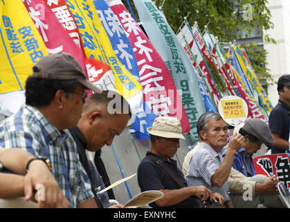 Tokio, Japan. 16. Juli 2015. (Menschen besuchen einen Sit-in Protest gegen die Sicherheit Rechnungen in der Nähe des Parlamentsgebäudes in Tokio, Japan, 16. Juli 2015. Japans regierende Koalition unter Führung von Premierminister Shinzo Abe am Donnerstag durch eine Reihe von umstrittenen Sicherheit Rechnungen im allmächtigen Unterhaus der Nation Ernährung inmitten von starken öffentlichen Widerstand, Kennzeichnung der bedeutendsten Ausscheren der Nation "rein defensiv" Verteidigung Haltung gerammt. (Xinhua/Stringer) Bildnachweis: Xinhua/Alamy Live-Nachrichten Stockfoto